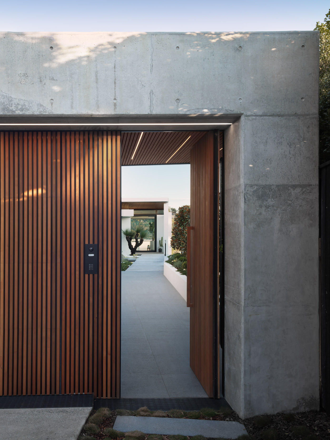 luke-butterly-2020-Oyster-Bay-House-by-Couvaras-Architecture-Sydney-NSW-3